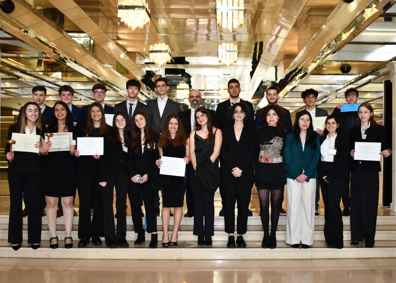 &Pi;&rho;ώ&tau;&epsilon;&sigmaf; &theta;έ&sigma;&epsilon;&iota;&sigmaf; &kappa;&alpha;&iota; έ&xi;&iota; &beta;&rho;&alpha;&beta;&epsilon;ί&alpha; &sigma;&tau;&omicron; &Mu;&alpha;&theta;&eta;&tau;&iota;&kappa;ό &Sigma;&upsilon;&nu;έ&delta;&rho;&iota;&omicron; HMCE (Harvard Model Congress Europe)