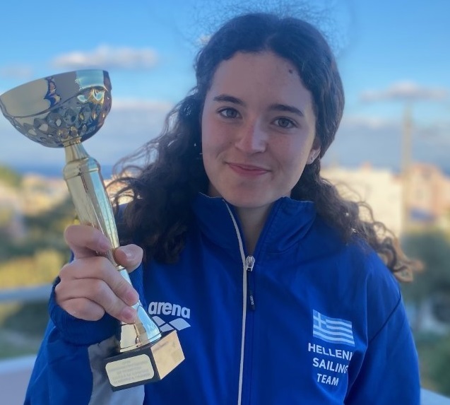 &Sigma;&tau;&eta;&nu; &Epsilon;&theta;&nu;&iota;&kappa;ή &Omicron;&mu;ά&delta;&alpha;, &gamma;&iota;&alpha; 5&eta; &chi;&rho;&omicron;&nu;&iota;ά, &eta; &Mu;. &Kappa;&alpha;&rho;&beta;&omicron;&upsilon;&nu;&iota;ά&rho;&eta; &tau;&omicron;&upsilon; Pierce!